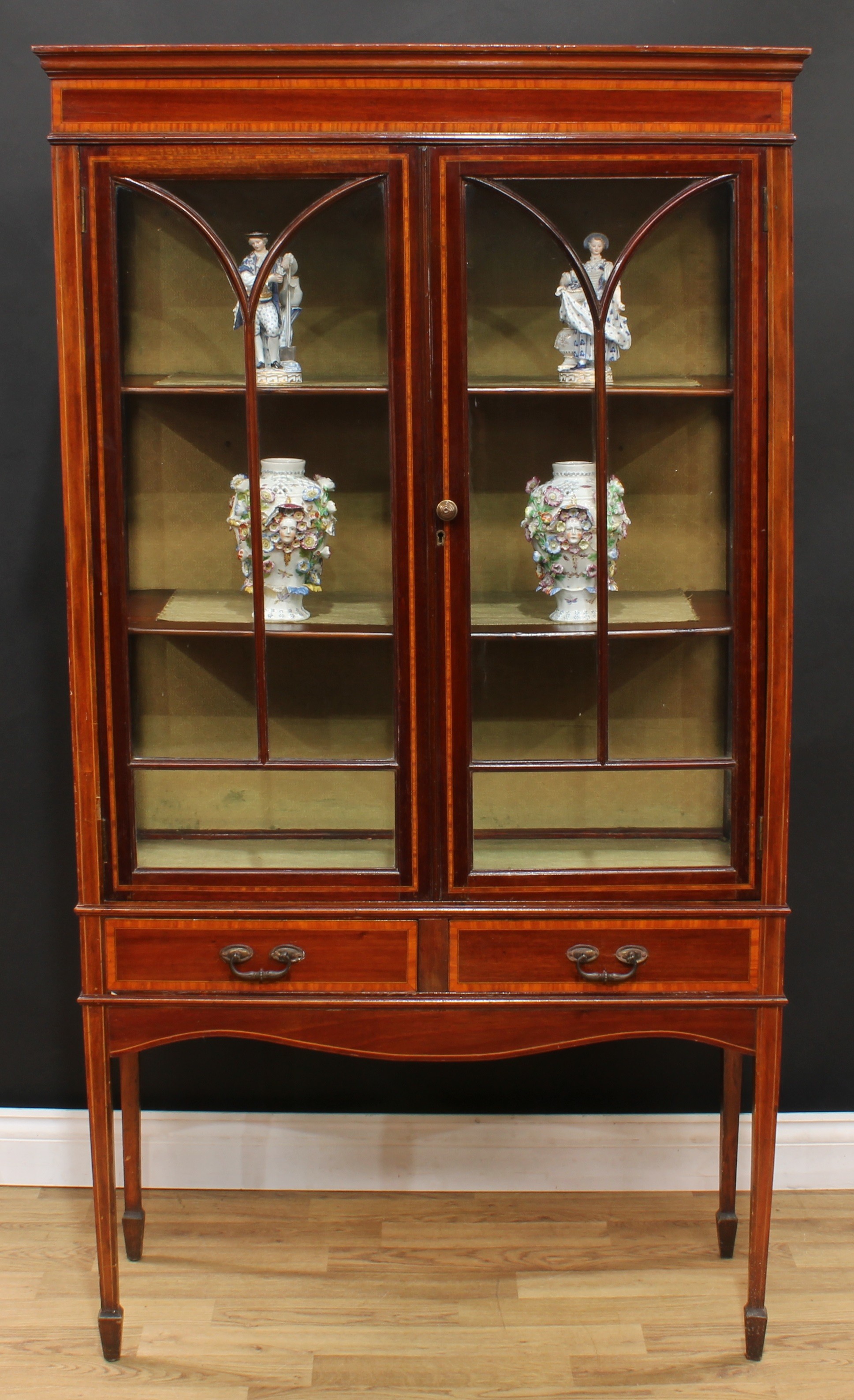 An Edwardian satinwood crossbanded mahogany display cabinet, moulded cornice above a pair of