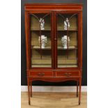 An Edwardian satinwood crossbanded mahogany display cabinet, moulded cornice above a pair of