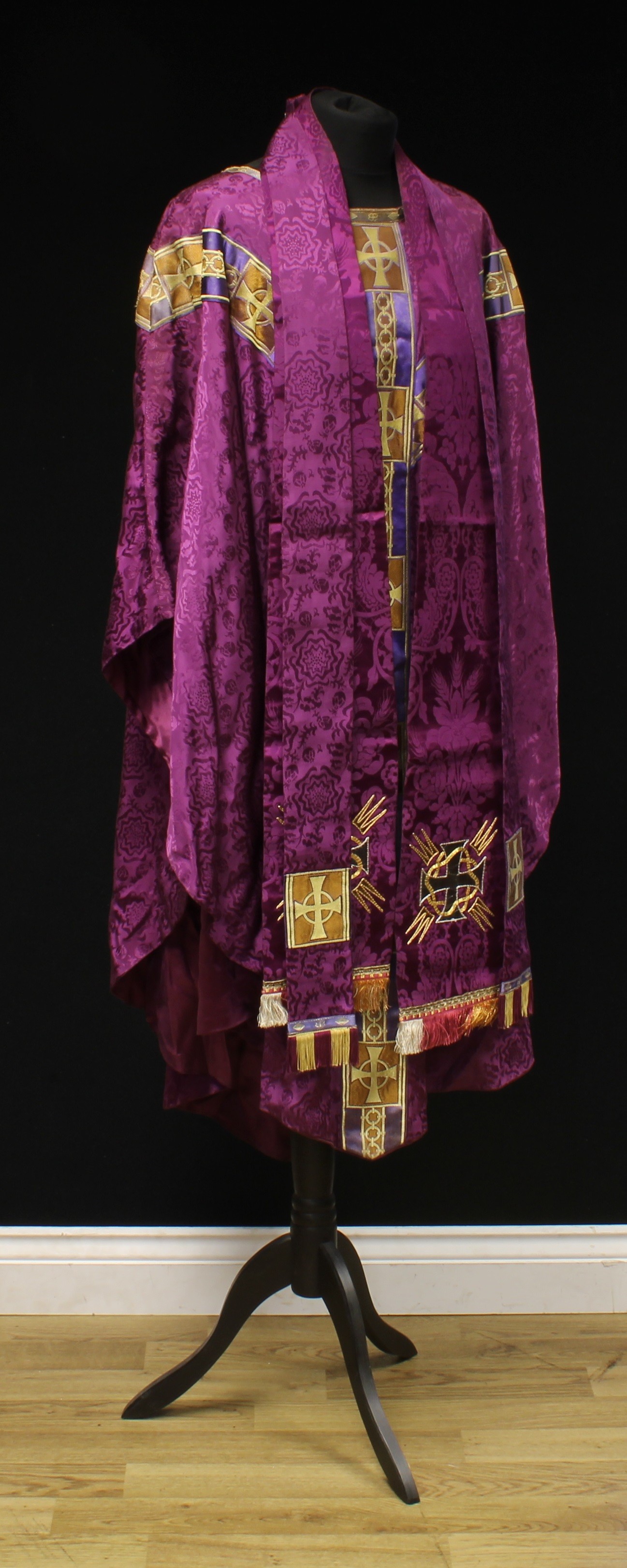 Ecclesiastical Liturgical Vestments - a purple damask chasuble and stole, 20th century; another - Bild 4 aus 5