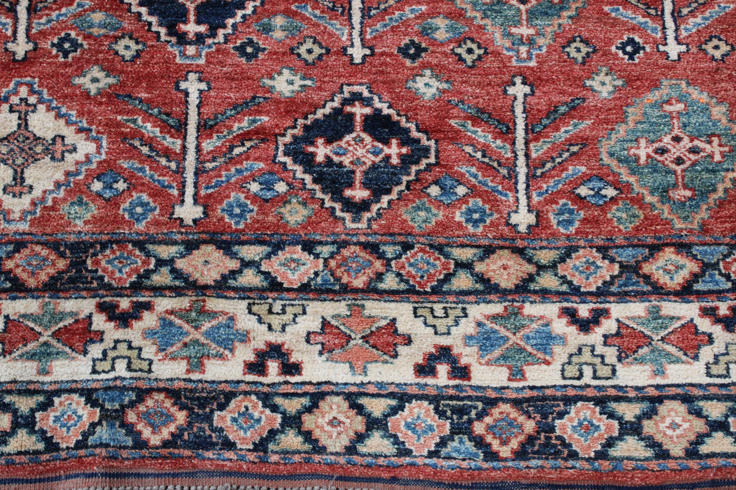 A Middle Eastern woollen carpet, worked in the traditional manner, 188cm x 154cm - Bild 3 aus 6