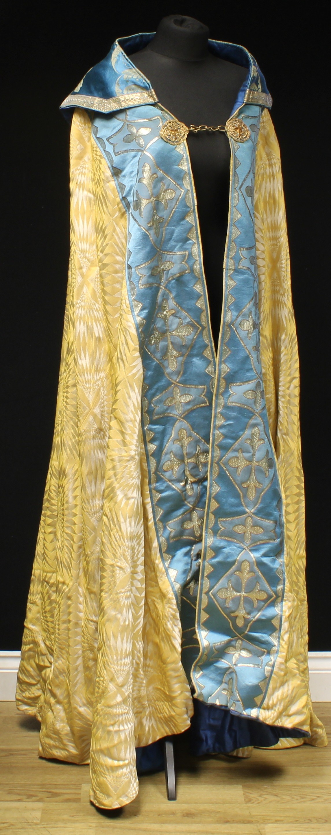 Ecclesiastical Liturgical Vestments - a champagne damask and blue silk cope, richly embroidered in - Bild 2 aus 5