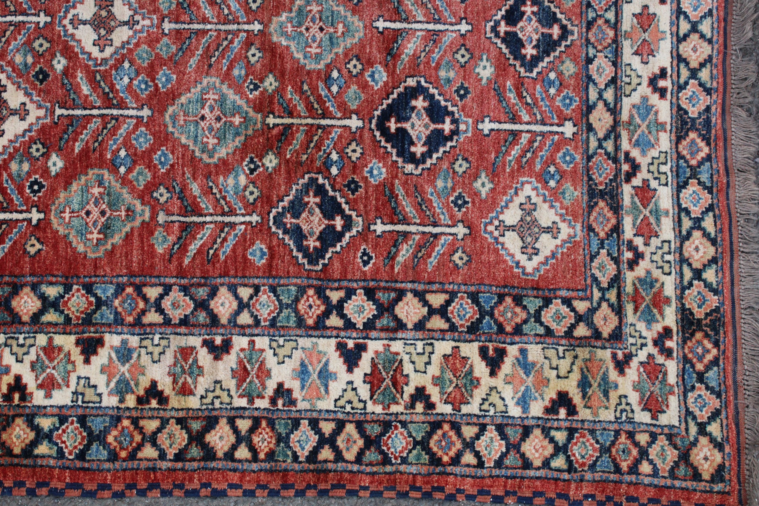 A Middle Eastern woollen carpet, worked in the traditional manner, 188cm x 154cm - Bild 2 aus 6