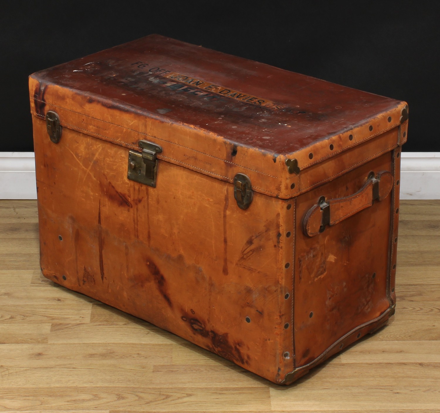 An early 20th century leather trunk, by Peal & Co Makers, 487 Oxford Street, London, carry handles - Bild 6 aus 7