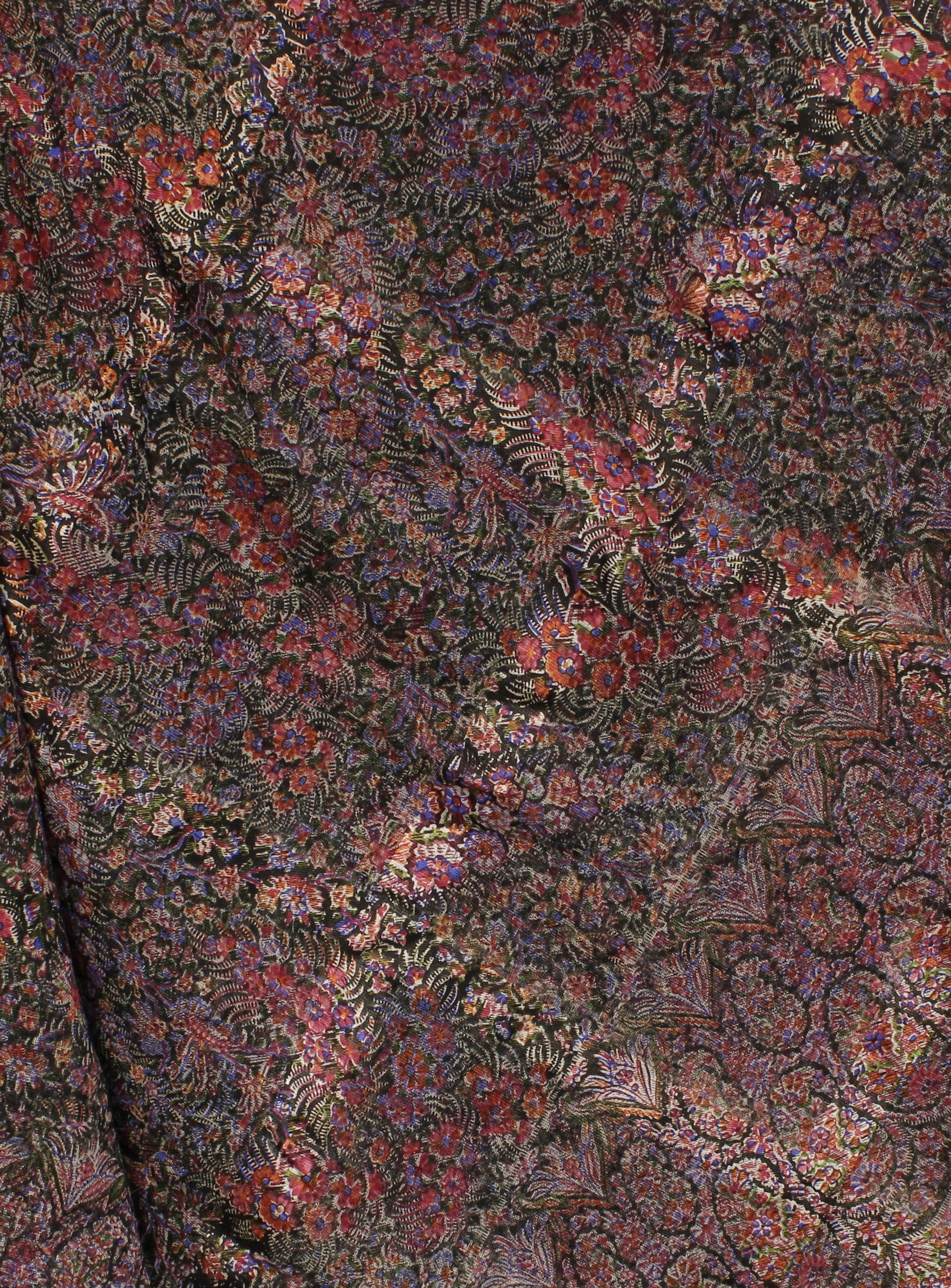 A paisley type shawl, possibly Indian, decorated with a dense pattern of flowers and foliage, - Bild 2 aus 3