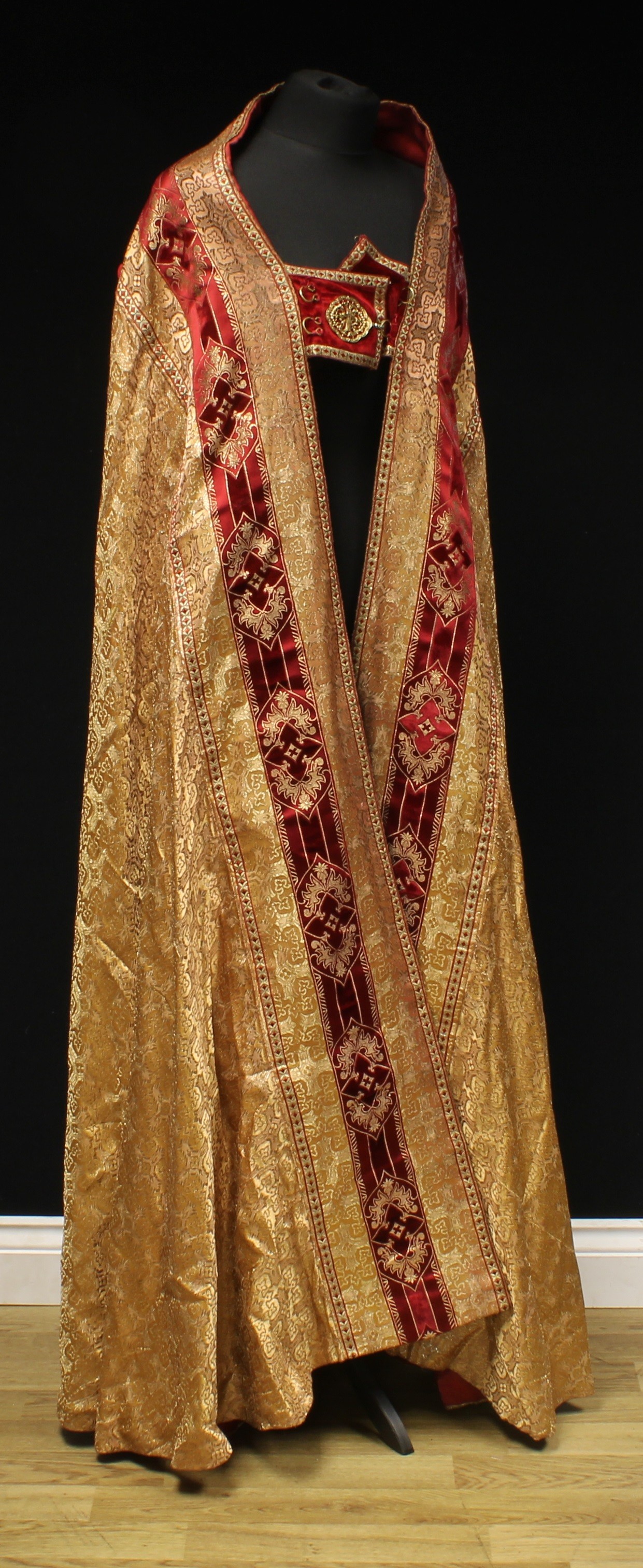 Ecclesiastical Liturgical Vestments - a cope, richly embroidered in gilt threads on red stain and - Bild 2 aus 5