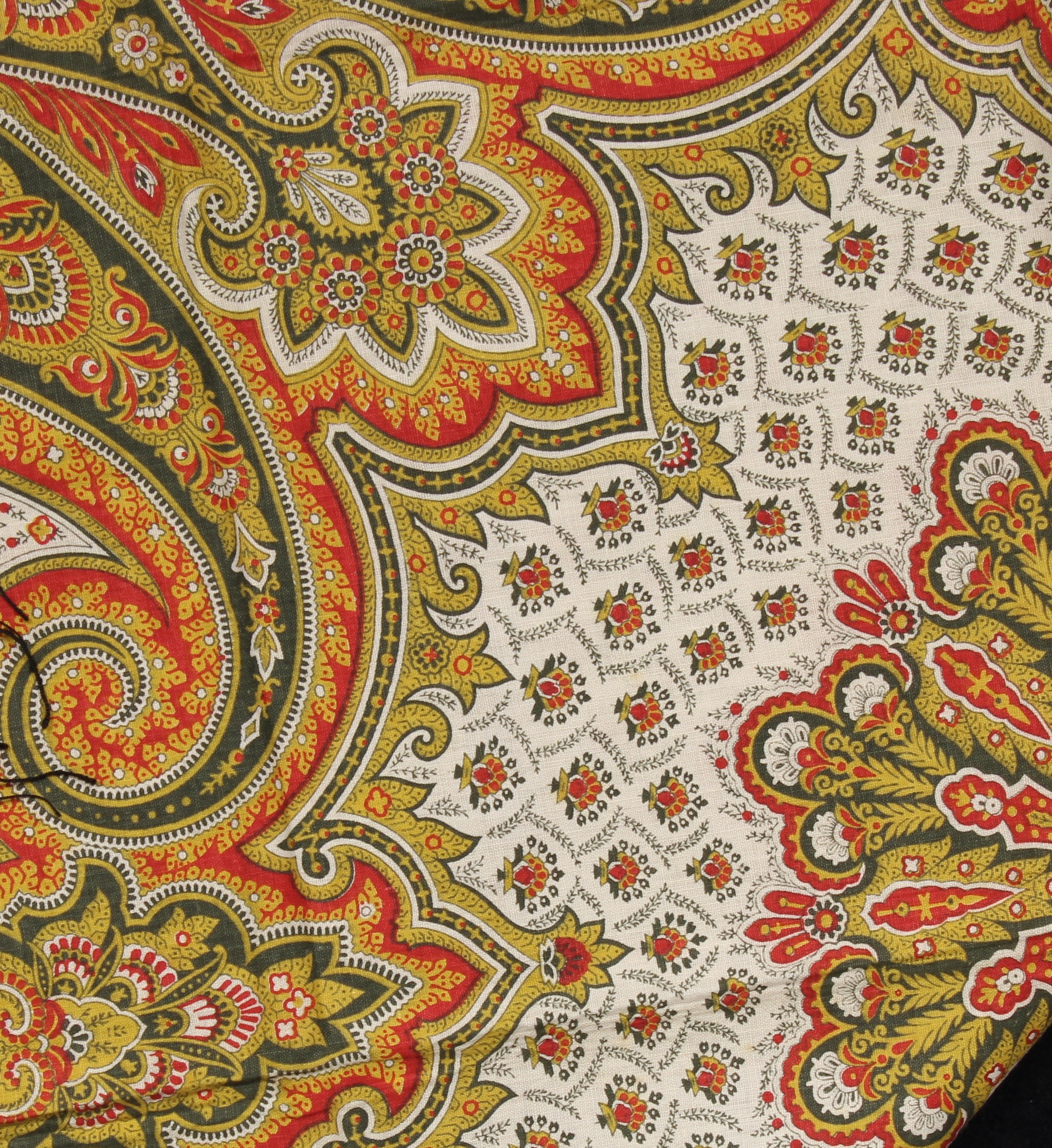 A paisley type shawl, possibly Indian, decorated with a dense pattern of flowers and foliage, - Bild 3 aus 3