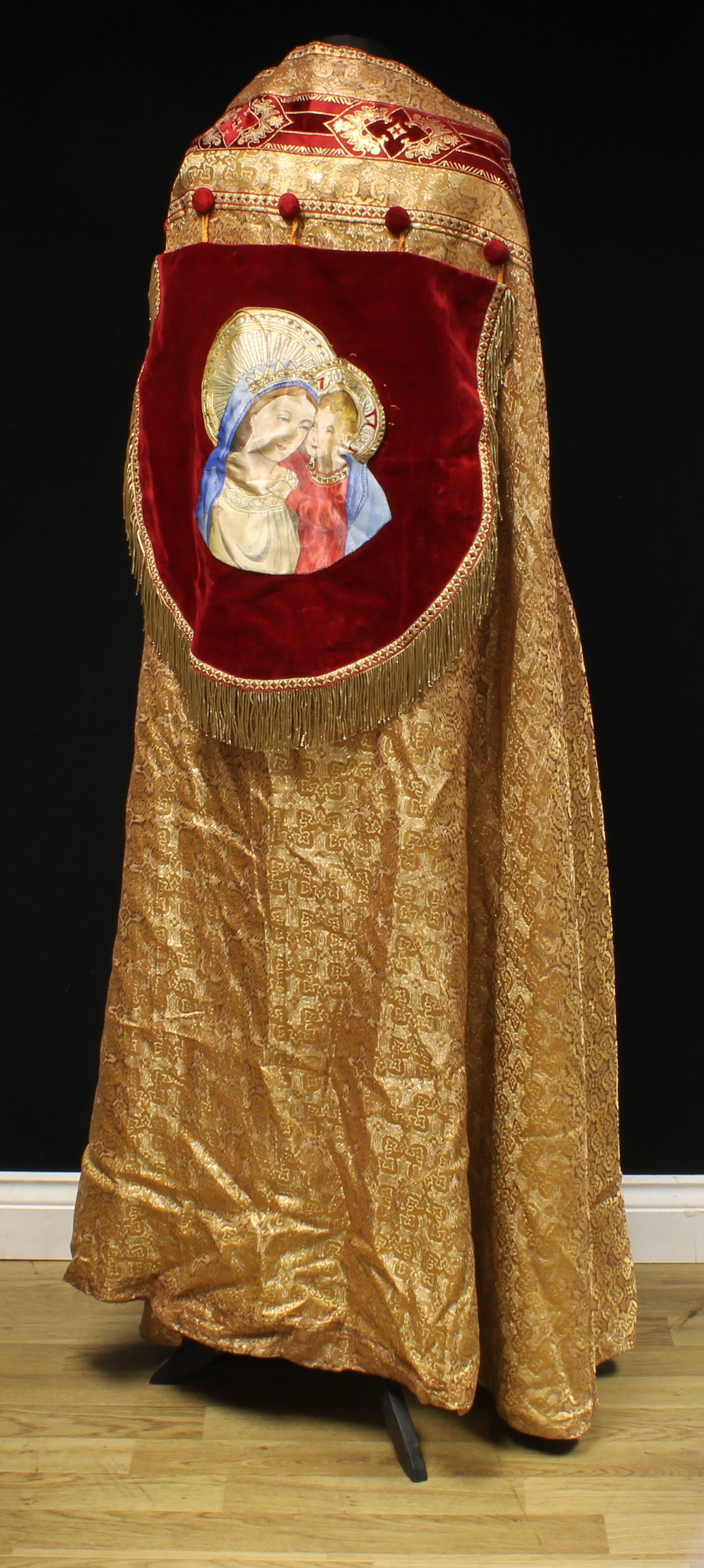 Ecclesiastical Liturgical Vestments - a cope, richly embroidered in gilt threads on red stain and - Bild 3 aus 5
