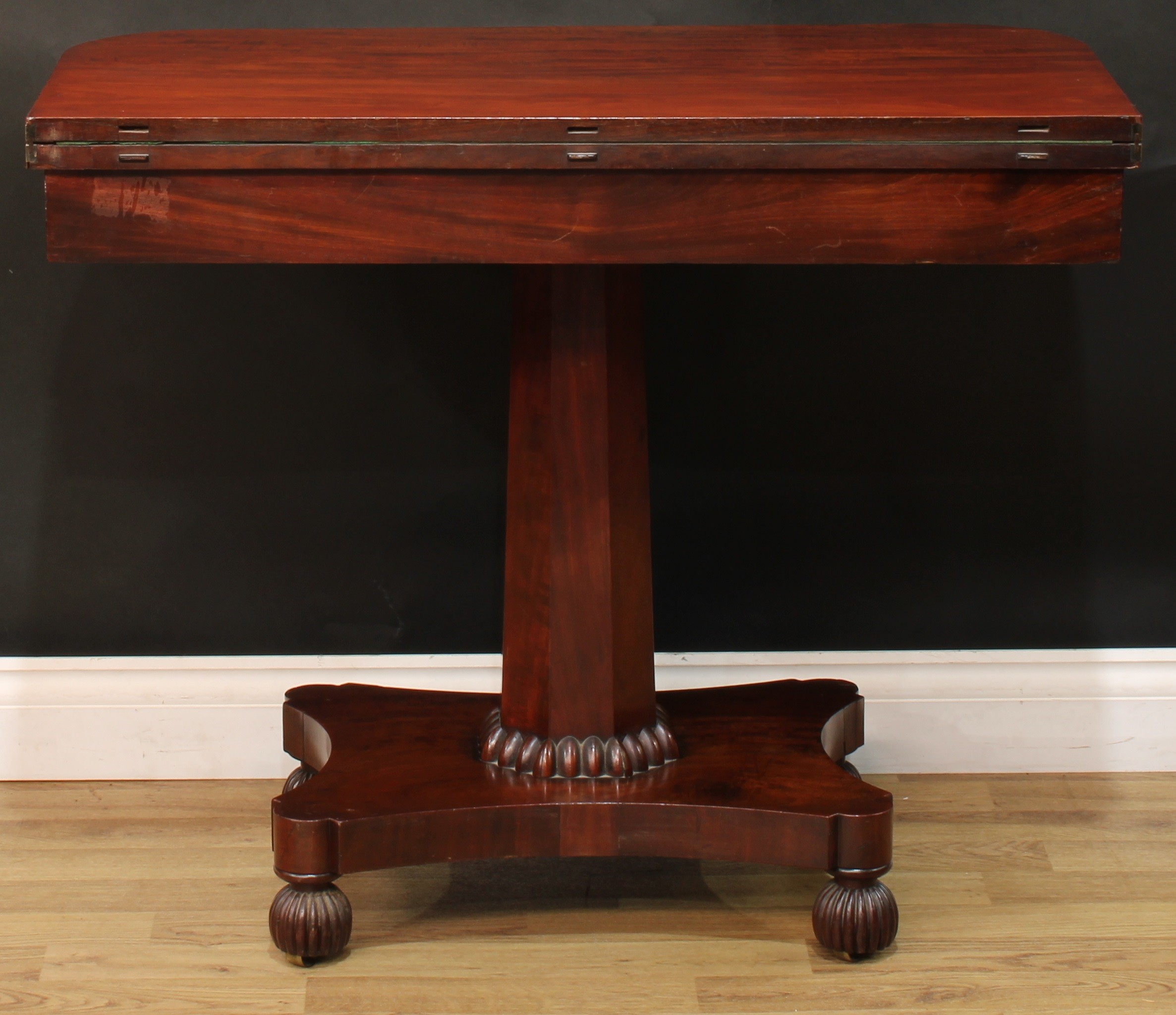 A William IV mahogany card table, hinged top, spreading octagonal column, egg socle, hipped - Image 5 of 5