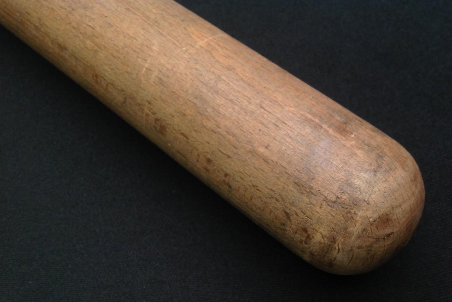 Plain turned wood British Police Truncheon 410mm in overall length. Branded "VR" marking. Concentric - Image 4 of 4