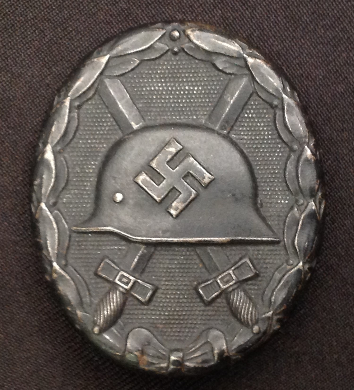 WW2 Third Reich Verwundetenabzeichen 1939 in Schwarz - Wound badge 1939 in Black. Maker marked L/56.