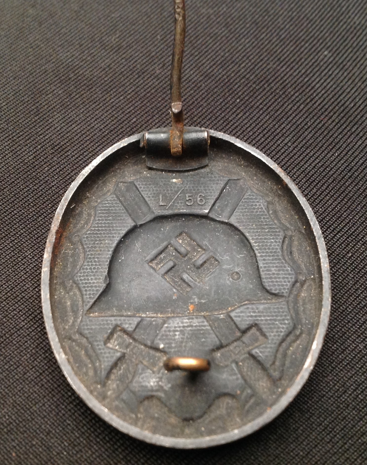 WW2 Third Reich Verwundetenabzeichen 1939 in Schwarz - Wound badge 1939 in Black. Maker marked L/56. - Image 3 of 4