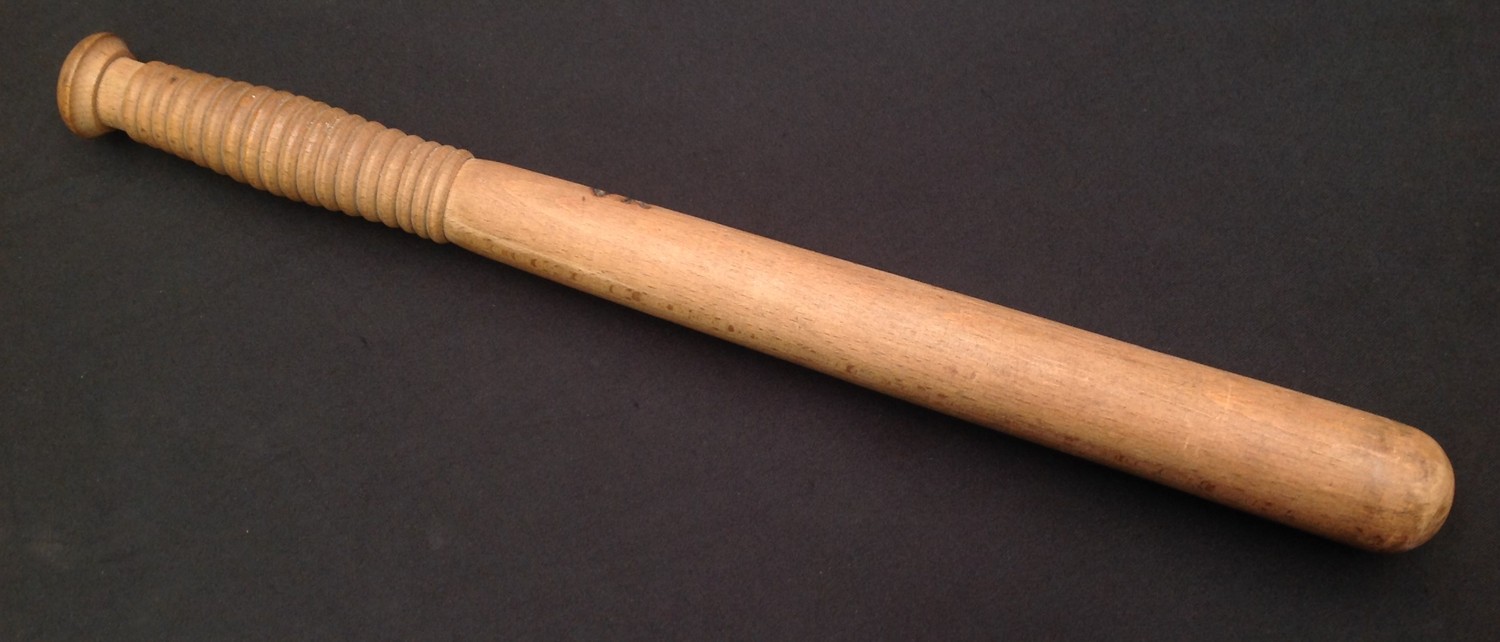 Plain turned wood British Police Truncheon 410mm in overall length. Branded "VR" marking. Concentric - Image 3 of 4