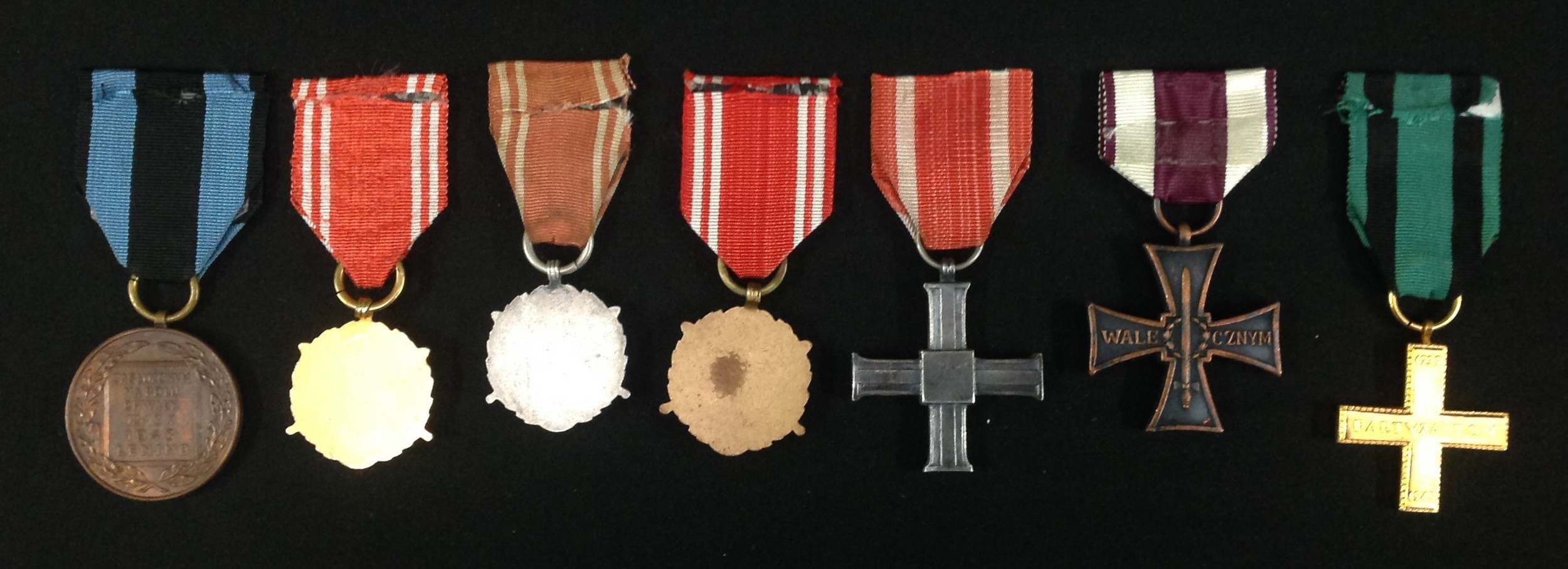 Polish Medal Collection comprising of : Armed Forces of the Fatherland Medal in Bronze, Silver and - Image 2 of 4