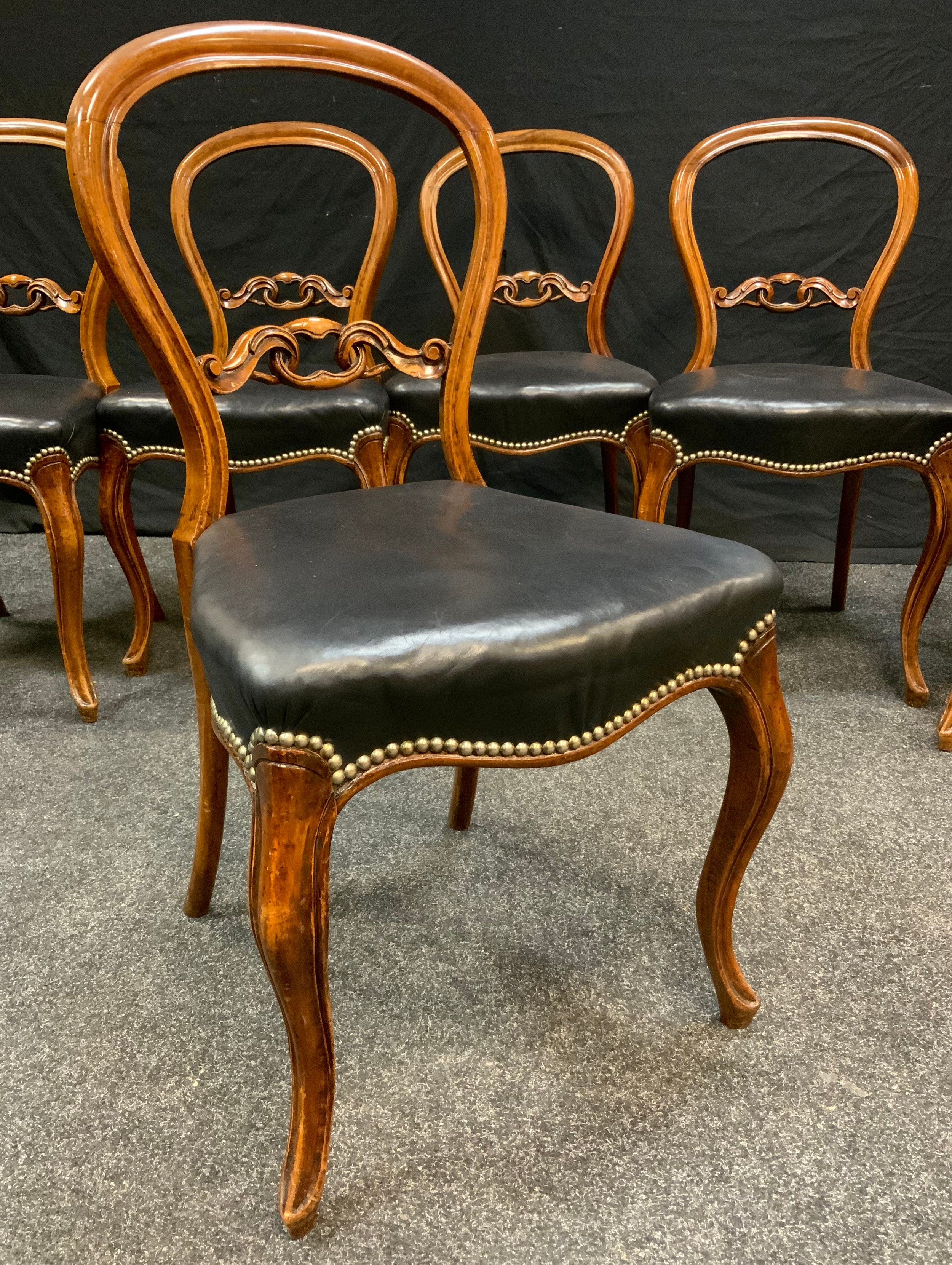 A set of six Victorian mahogany kidney back dining chairs, stuffed over brass studded leatherette - Bild 4 aus 4