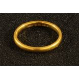 A 22ct gold wedding band, 3g