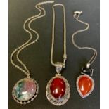 A Gems Tv agate cabochon disc pendant necklace, silver coloured metal mount; multi coloured heart