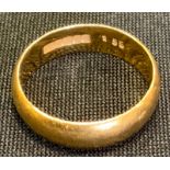 A 22ct gold wedding band, size M, 4.5g,