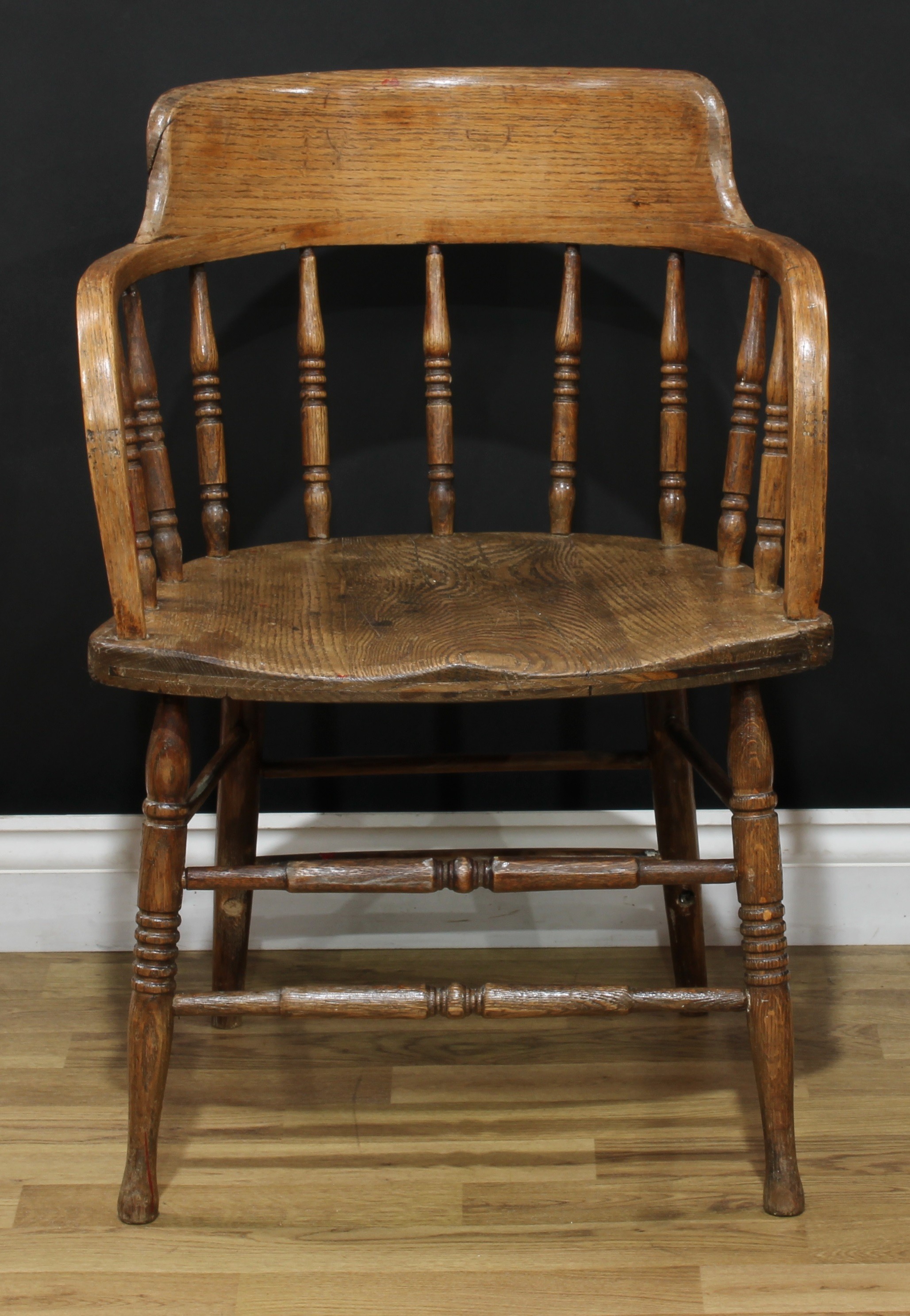 A 19th century elm desk chair, of Windsor construction, turned legs and spindles, 78cm high, 56cm - Bild 2 aus 4