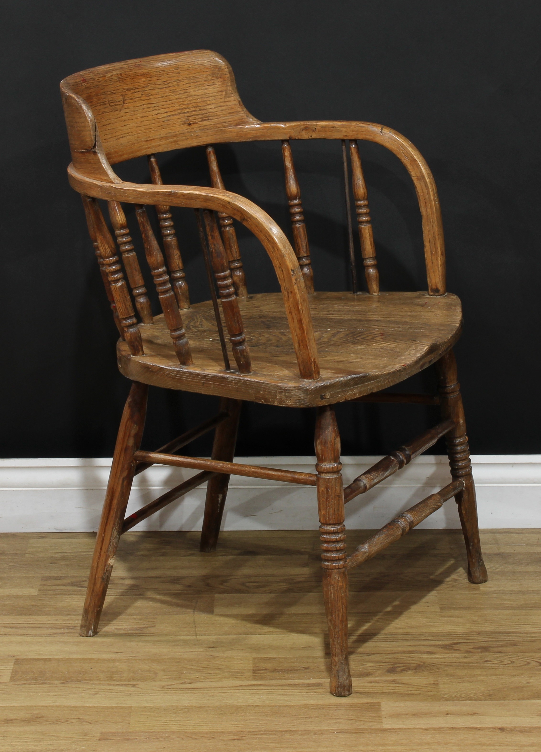 A 19th century elm desk chair, of Windsor construction, turned legs and spindles, 78cm high, 56cm - Bild 3 aus 4