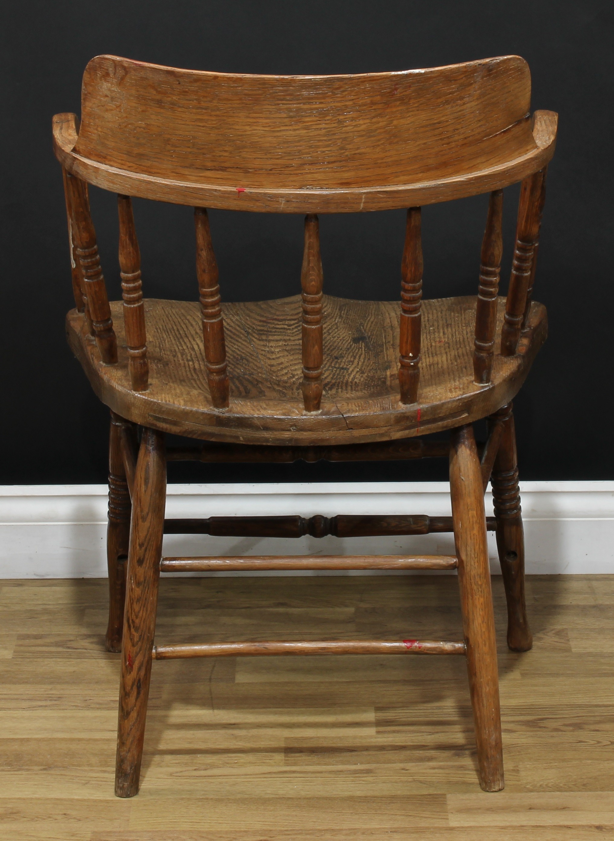 A 19th century elm desk chair, of Windsor construction, turned legs and spindles, 78cm high, 56cm - Bild 4 aus 4