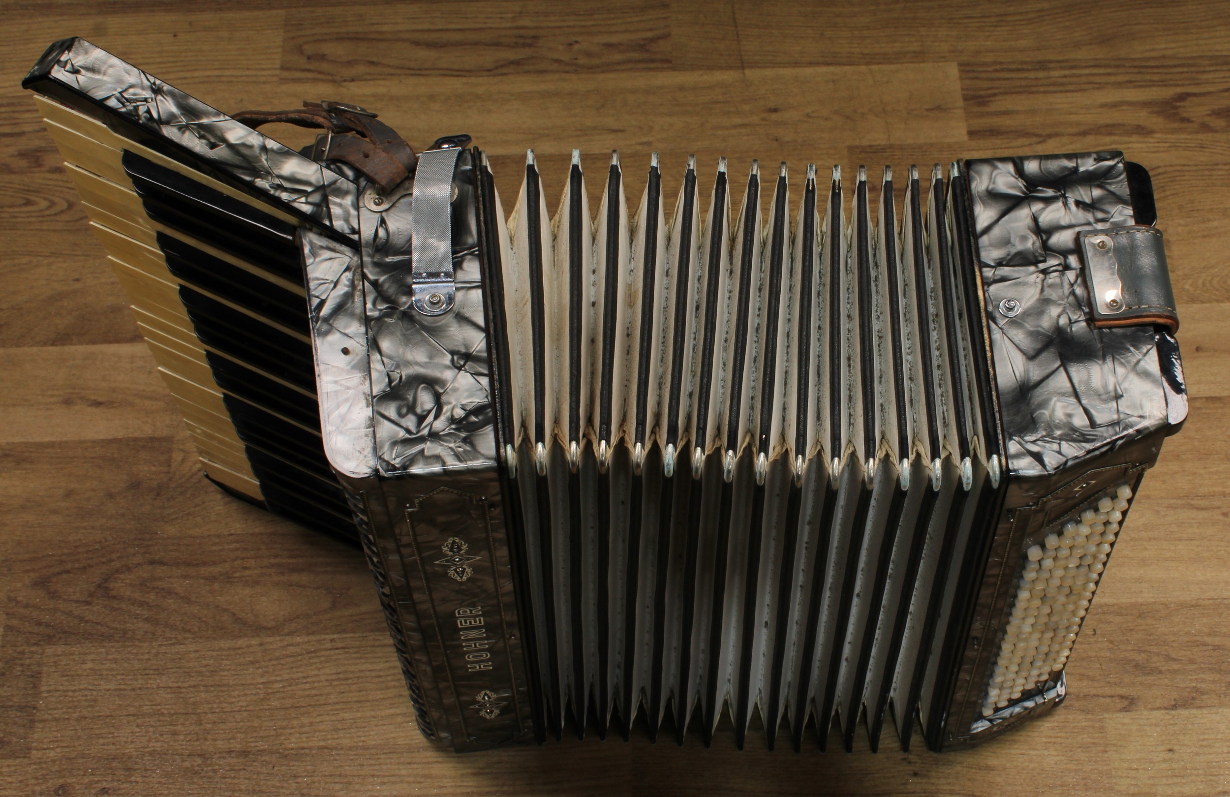 Musical instruments - a pre-war piano accordian, serial no. 213781, cased - Image 4 of 6