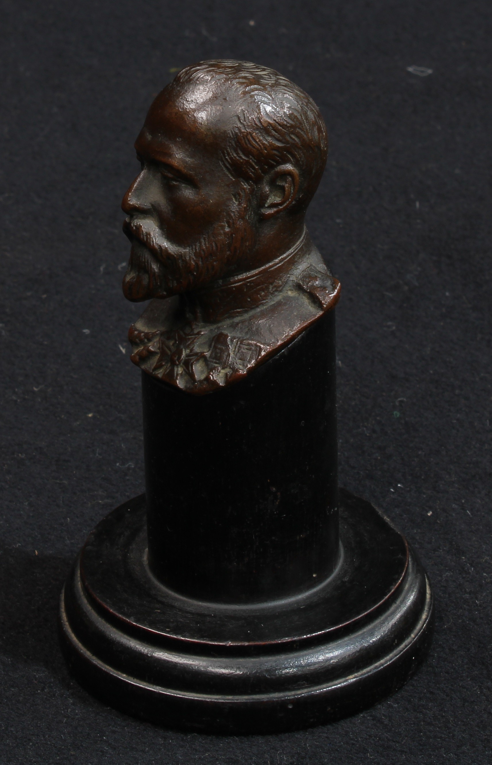 An early 20th century brown patinated bronze desk bust, King Edward VII, ebonised plinth, 14cm high - Image 2 of 3