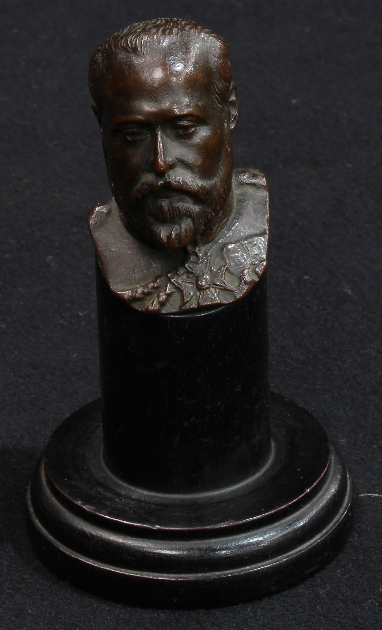 An early 20th century brown patinated bronze desk bust, King Edward VII, ebonised plinth, 14cm high - Image 3 of 3