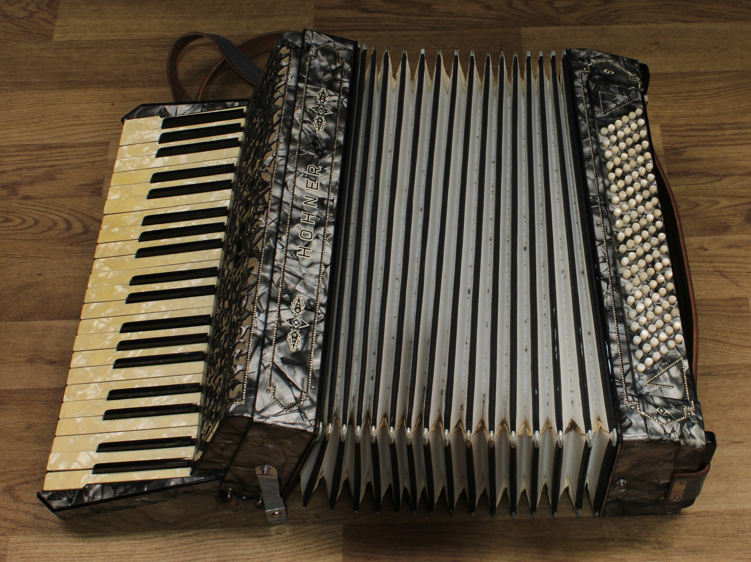 Musical instruments - a pre-war piano accordian, serial no. 213781, cased - Image 5 of 6