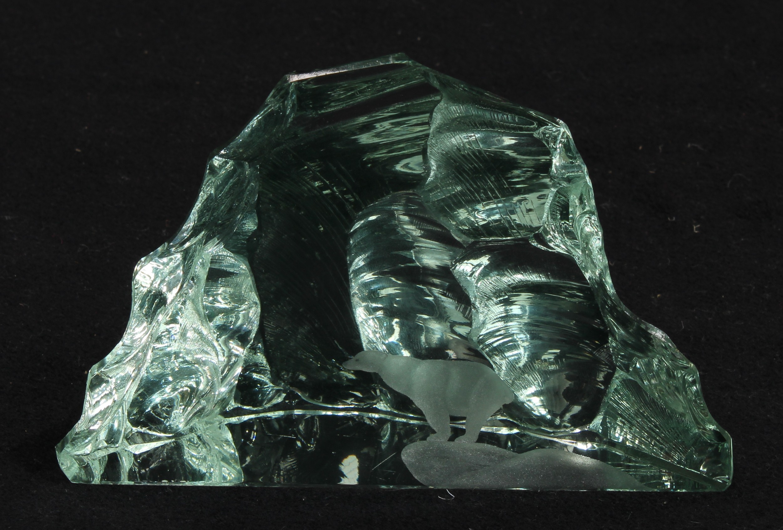 A suite of three Kosta Boda 'iceberg' etched glass sculptures, each intaglio cut with Polar bears, - Bild 2 aus 4