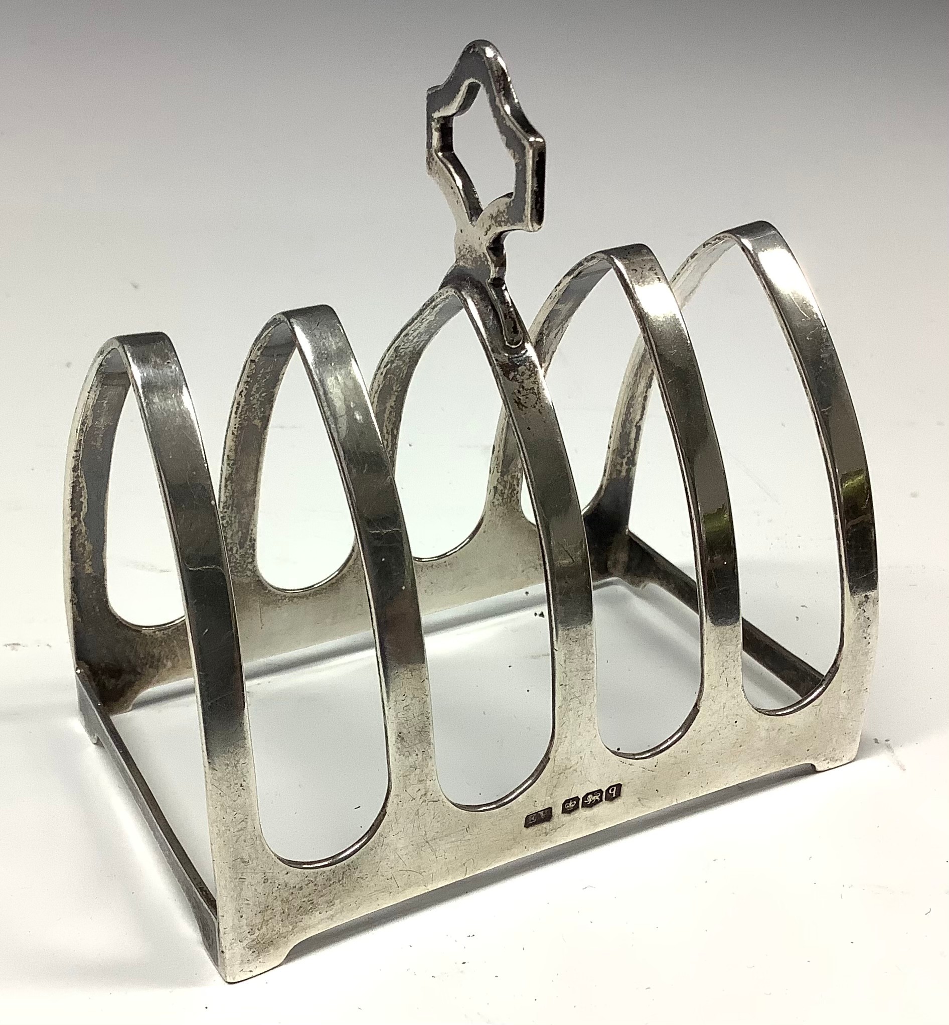 A George V silver five bar toast rack, 8cm long, E Viner, Birmingham 1915, 56g