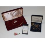 A 9ct gold necklace and bracelet, 4.7g; 9ct gold and freshwater pearl earings; 9ct and other