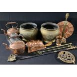 Metalware - a Victorian copper kettle; another; a pair of brass jardinieres; a brass table lamp; a