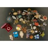 Jewellery - a Lea Stein owl brooch; others assorted frog, butterflies, owls, flowers, dress rings,