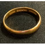 A 22ct gold wedding band, 2g