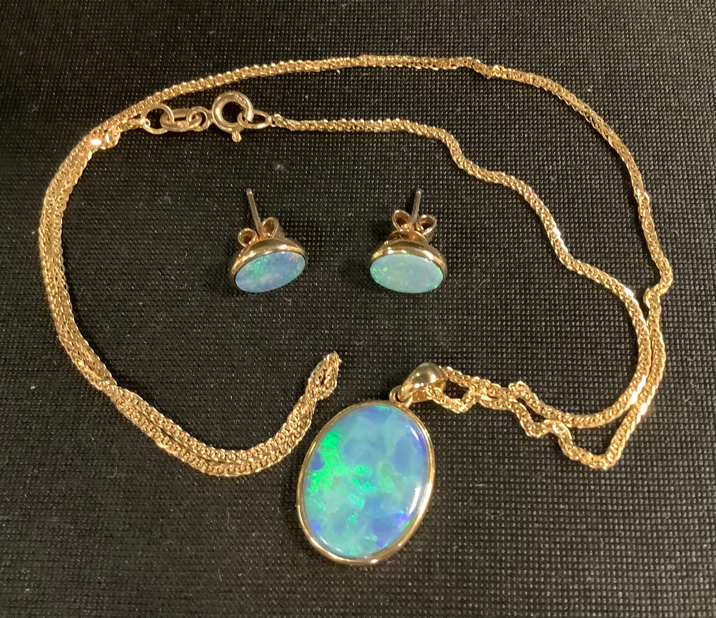 An opal pendant necklace and conformig earrings,