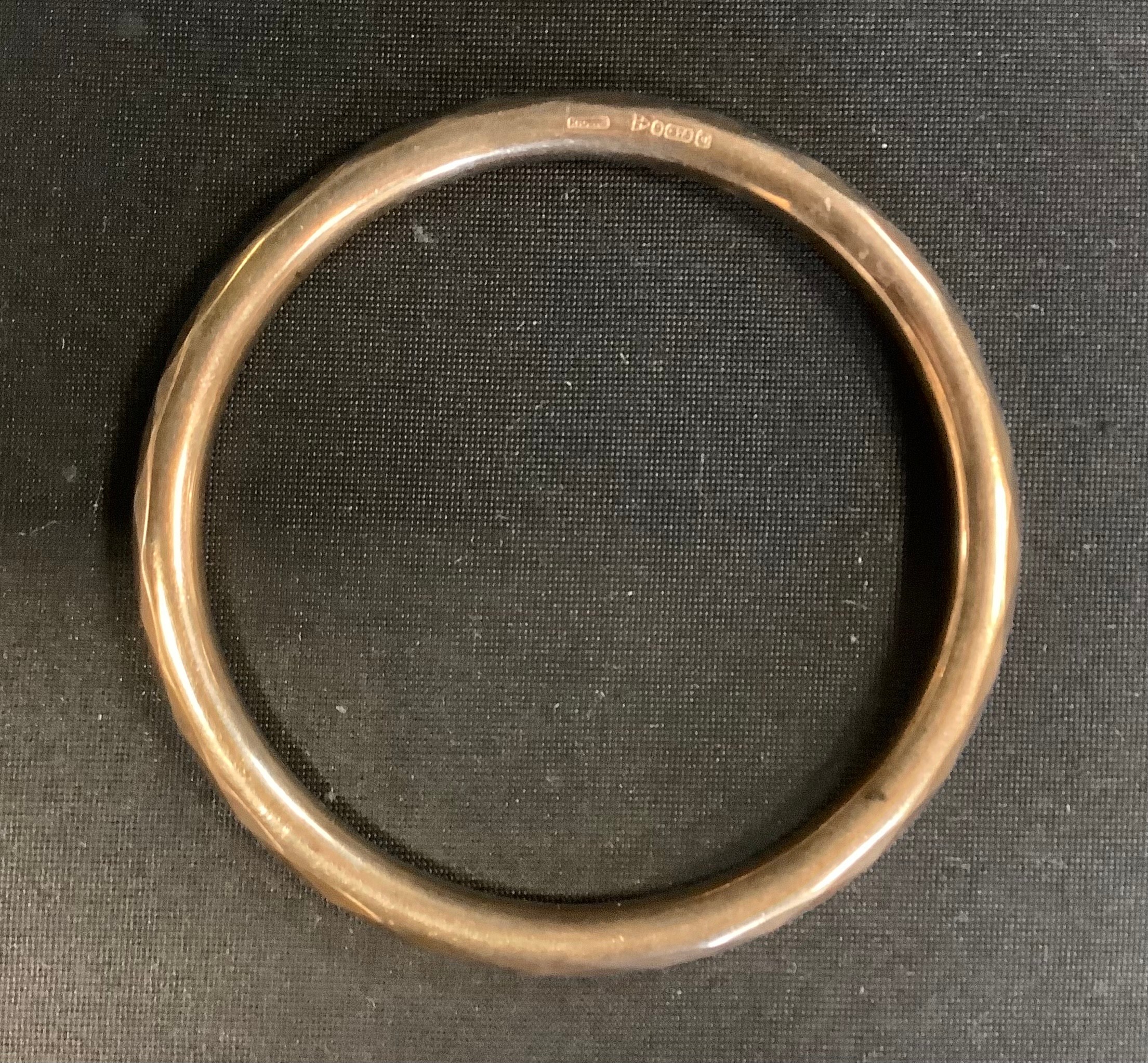 A 9ct gold bangle, 13.7g