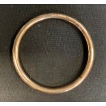 A 9ct gold bangle, 13.7g