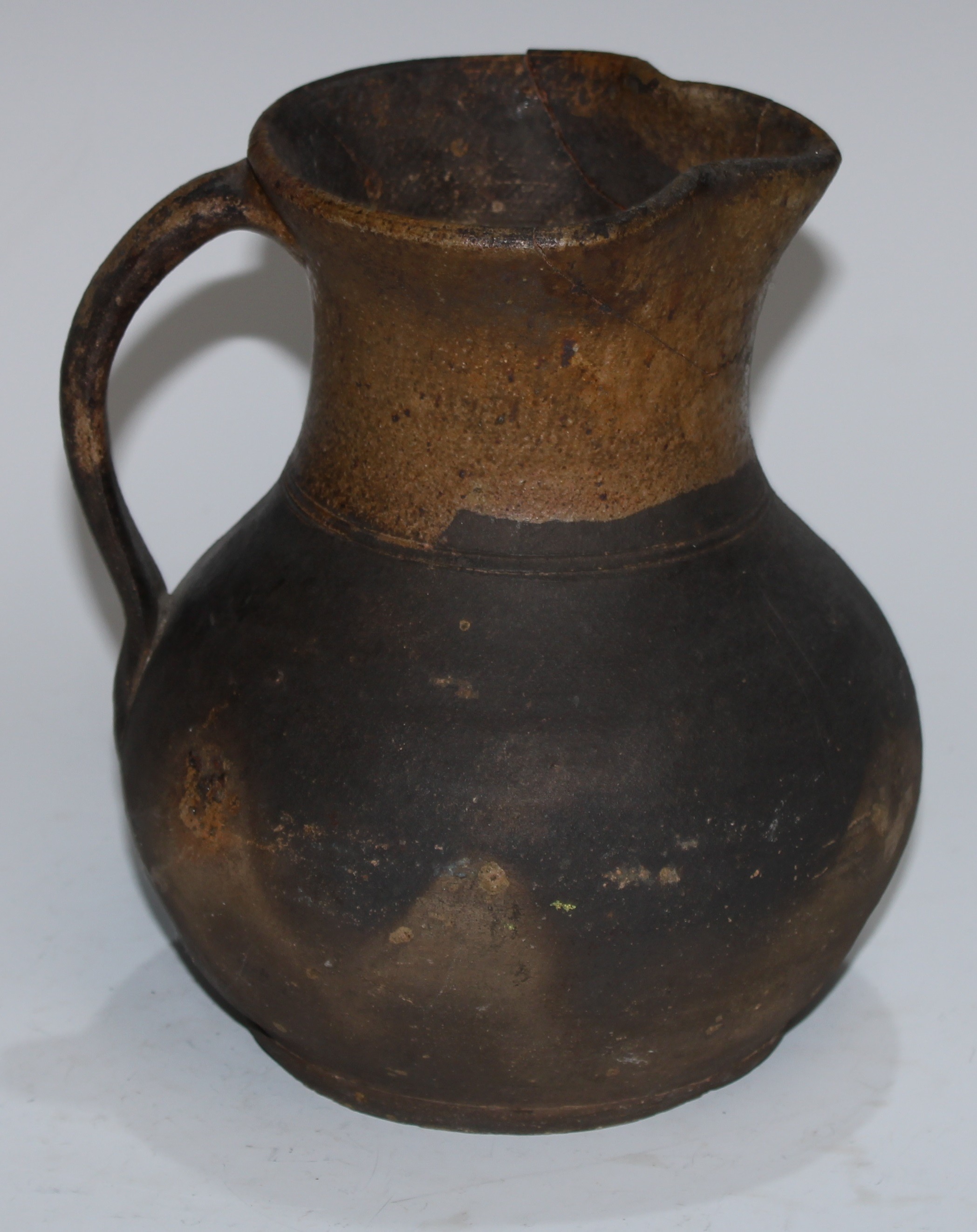 Antiquities - a 16th century terracotta tripod ovoid pipkin, possibly Dutch, the grooved lip with - Bild 5 aus 7