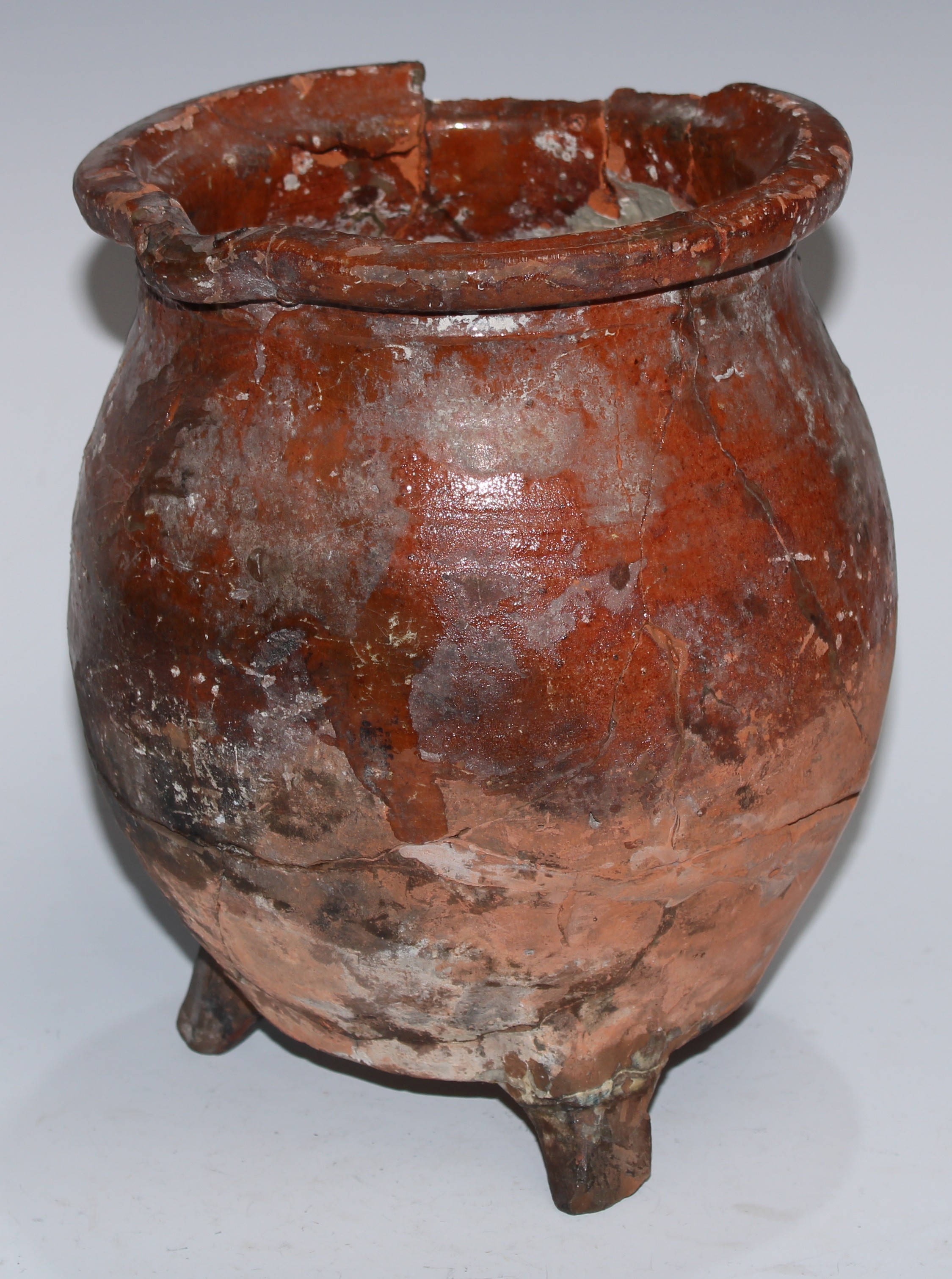 Antiquities - a 16th century terracotta tripod ovoid pipkin, possibly Dutch, the grooved lip with - Bild 3 aus 7