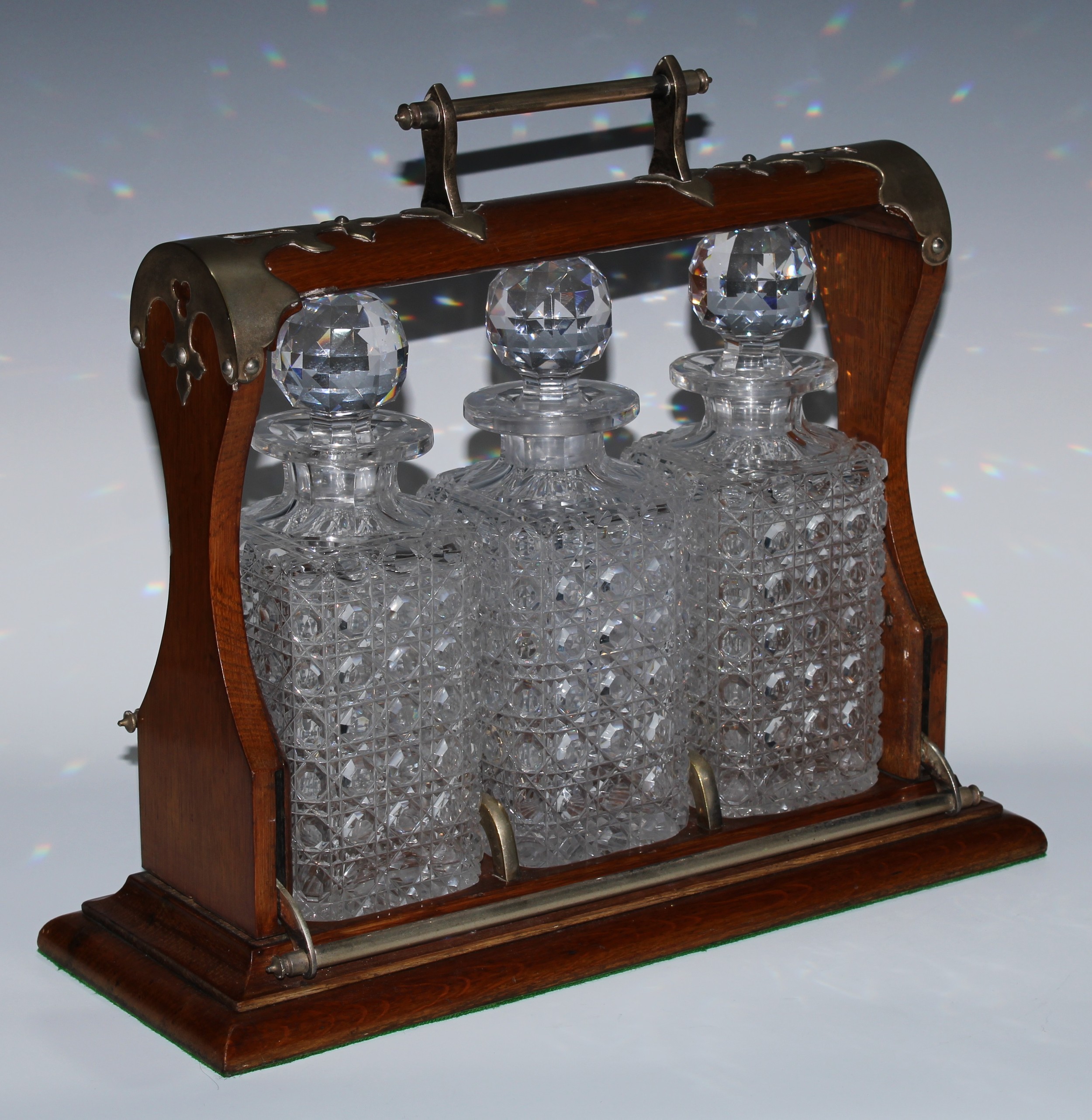 A late Victorian EPNS-mounted oak three-bottle tantalus, the unusual mechanism restraining the - Bild 2 aus 3