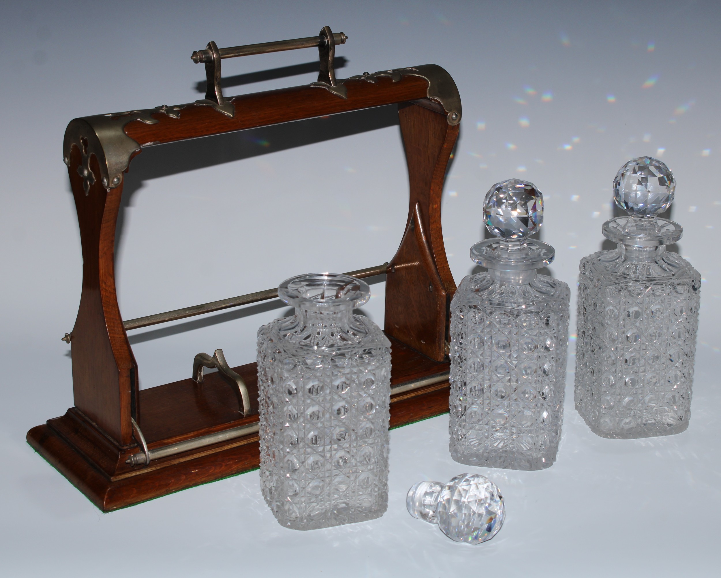 A late Victorian EPNS-mounted oak three-bottle tantalus, the unusual mechanism restraining the - Bild 3 aus 3