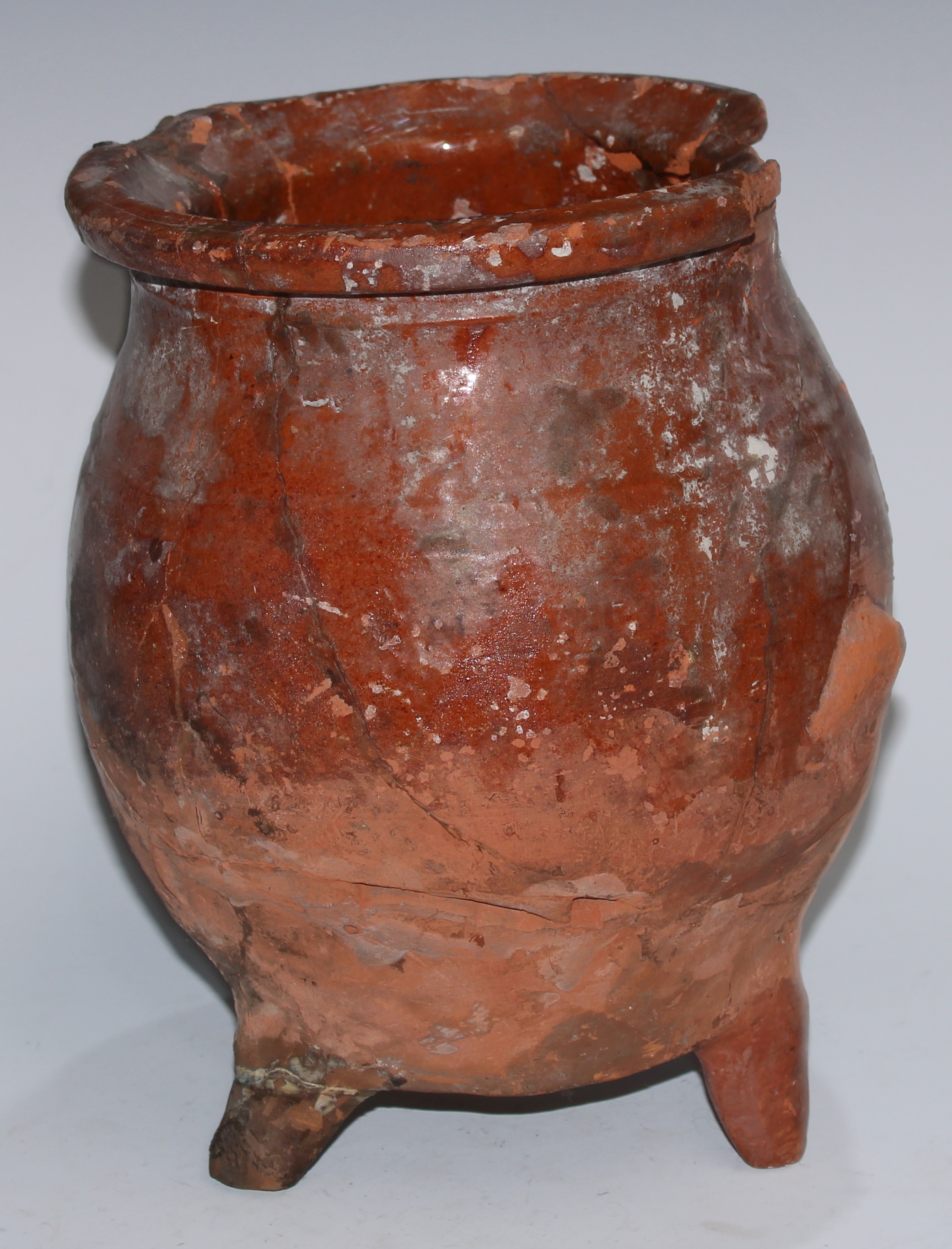 Antiquities - a 16th century terracotta tripod ovoid pipkin, possibly Dutch, the grooved lip with - Bild 2 aus 7