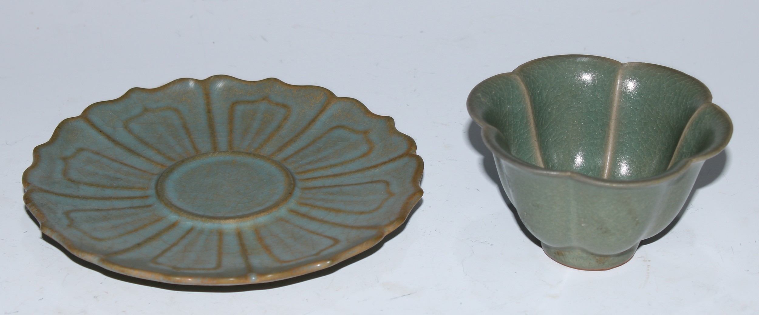 A Chinese celadon lotus wine cup and stand, the saucer 14cm diam - Bild 2 aus 2