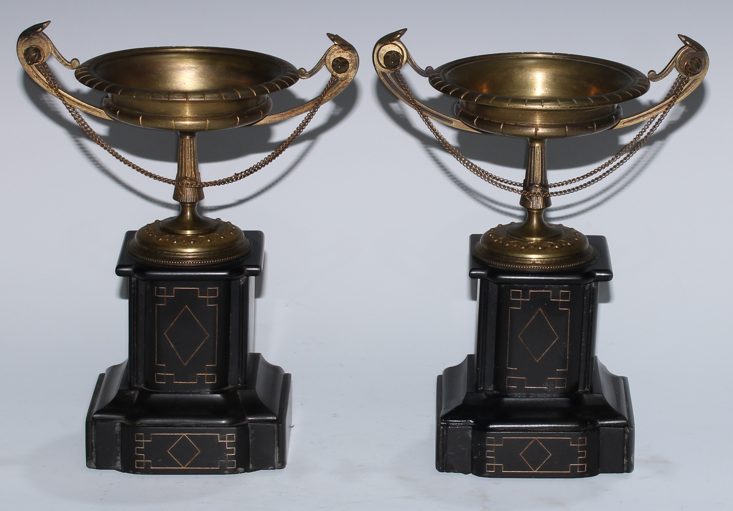 A pair of 19th century brass saucer shaped pedestal mantel tazzas, acanthus scroll handles, - Bild 2 aus 3