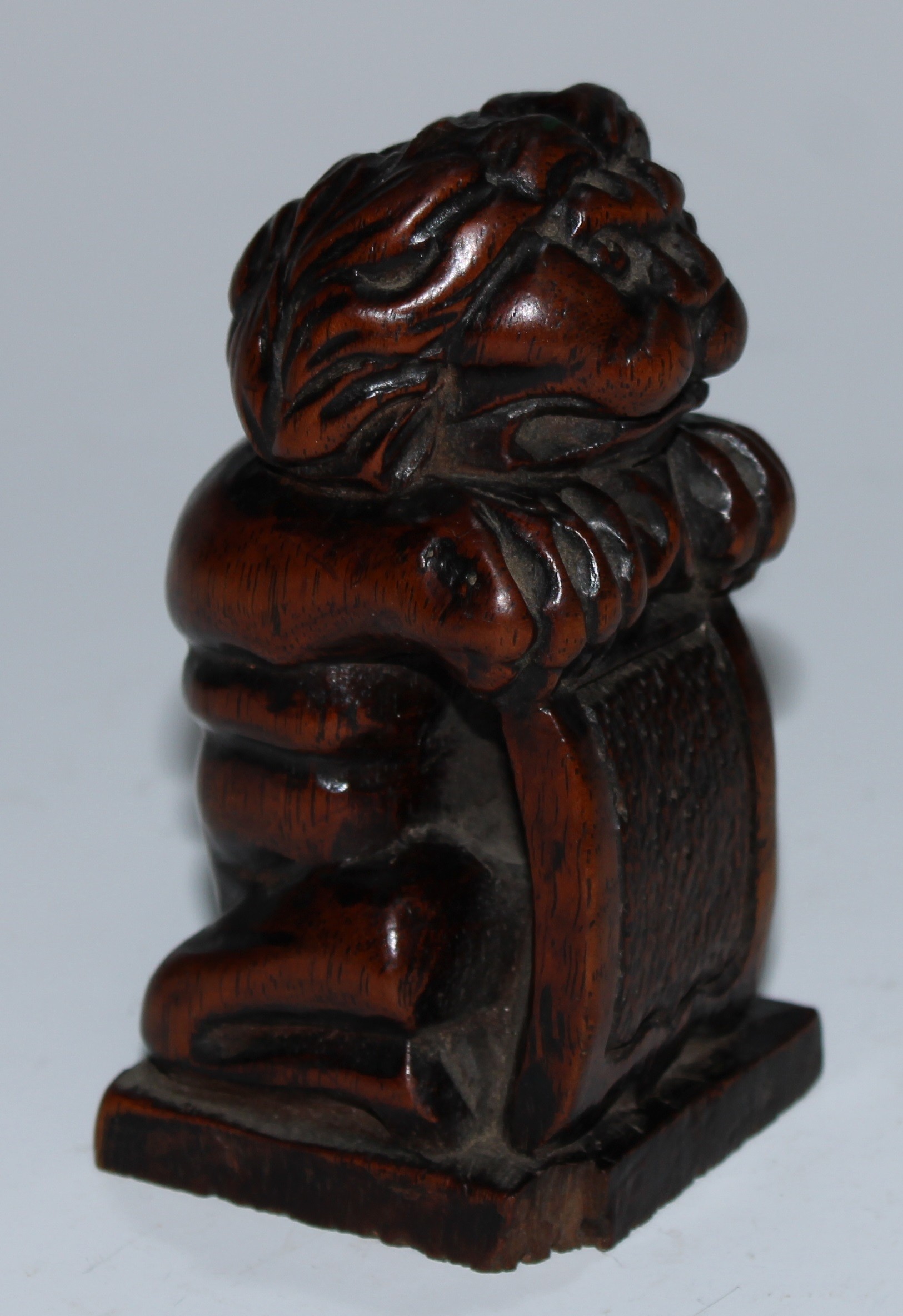 A set of four Baroque walnut carvings, as kneeling anthropomorphic lions with shields, 8.5cm high, - Bild 2 aus 4