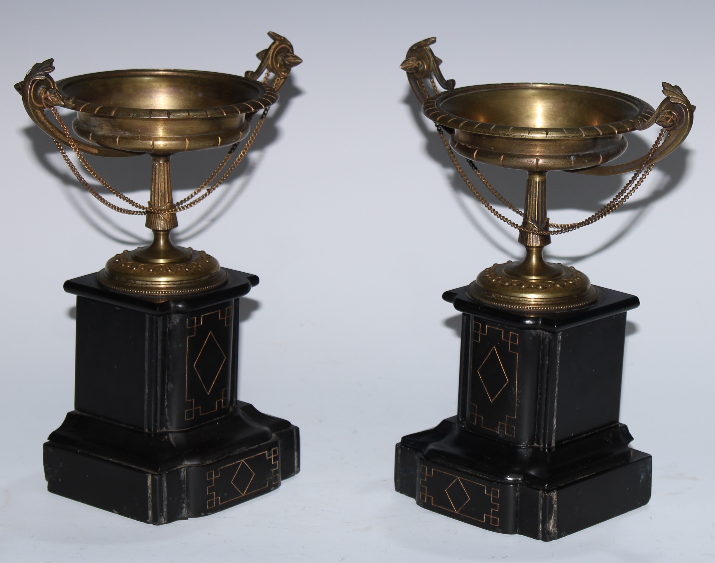 A pair of 19th century brass saucer shaped pedestal mantel tazzas, acanthus scroll handles, - Bild 3 aus 3