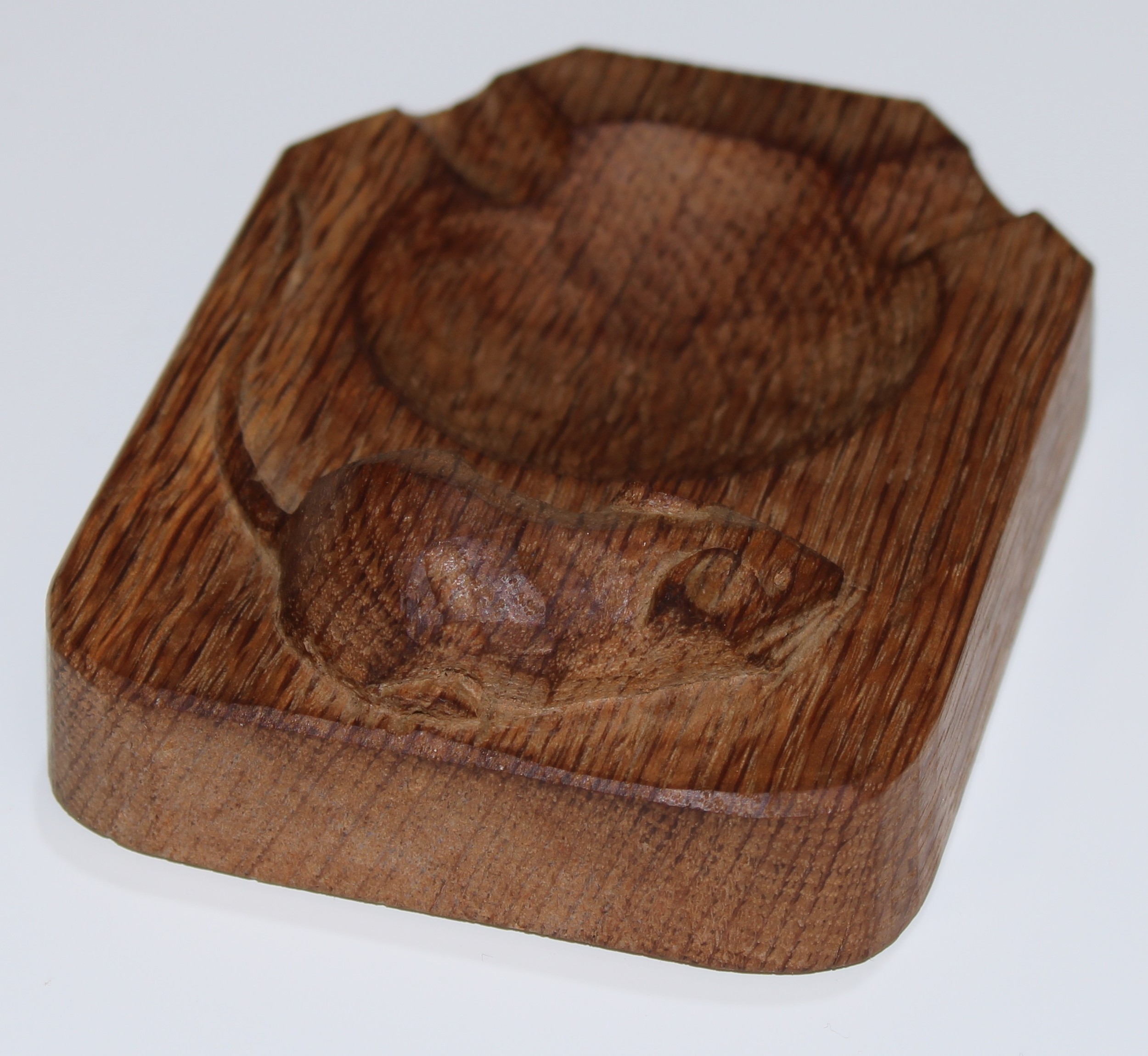 Mouseman of Kilburn - an oak ashtray, canted fore-angles, adzed overall, carved mouse signature, - Bild 2 aus 2