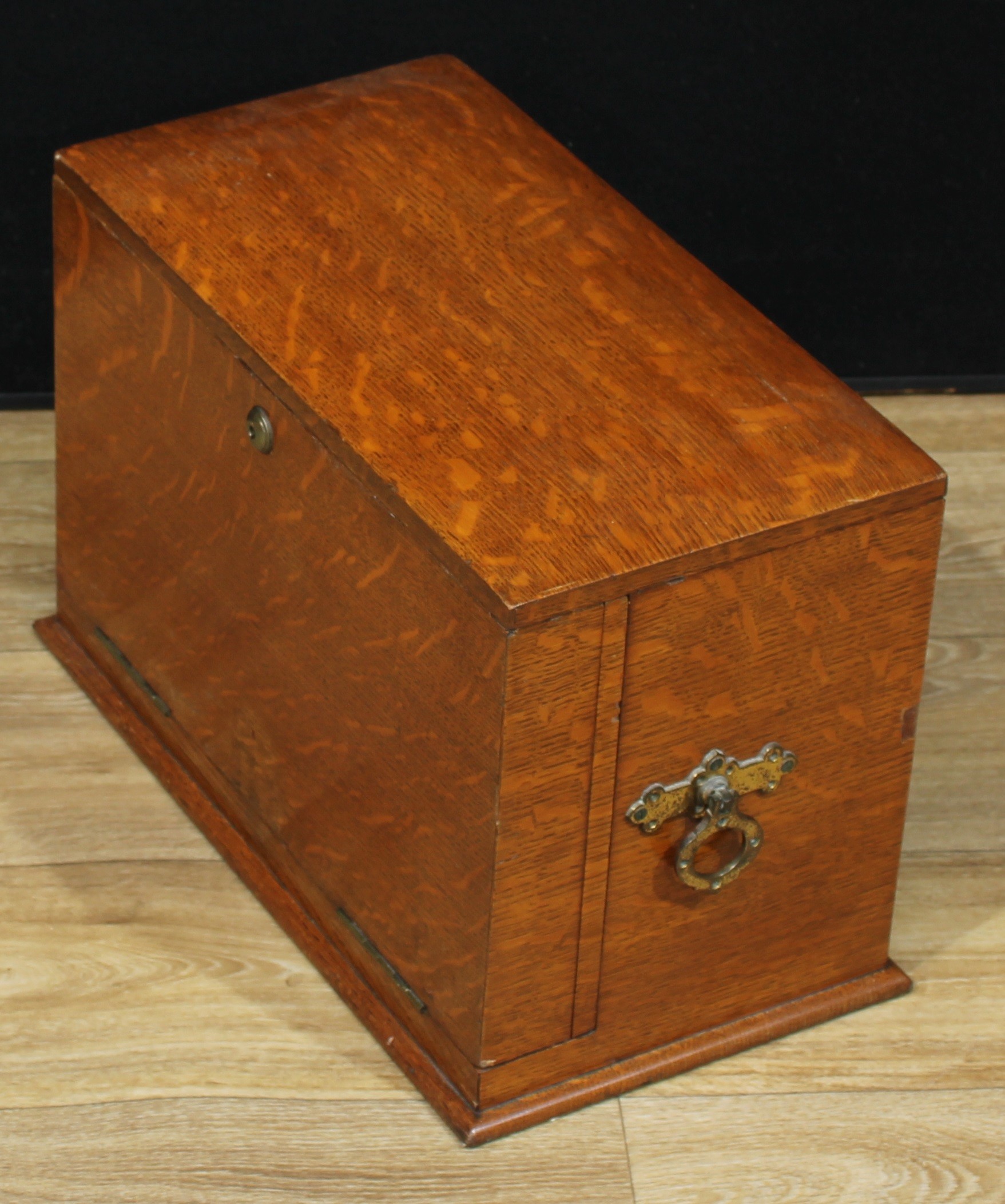 A Victorian oak table-top writing and stationery cabinet, hinged cover and fall-front enclosing a - Bild 5 aus 6