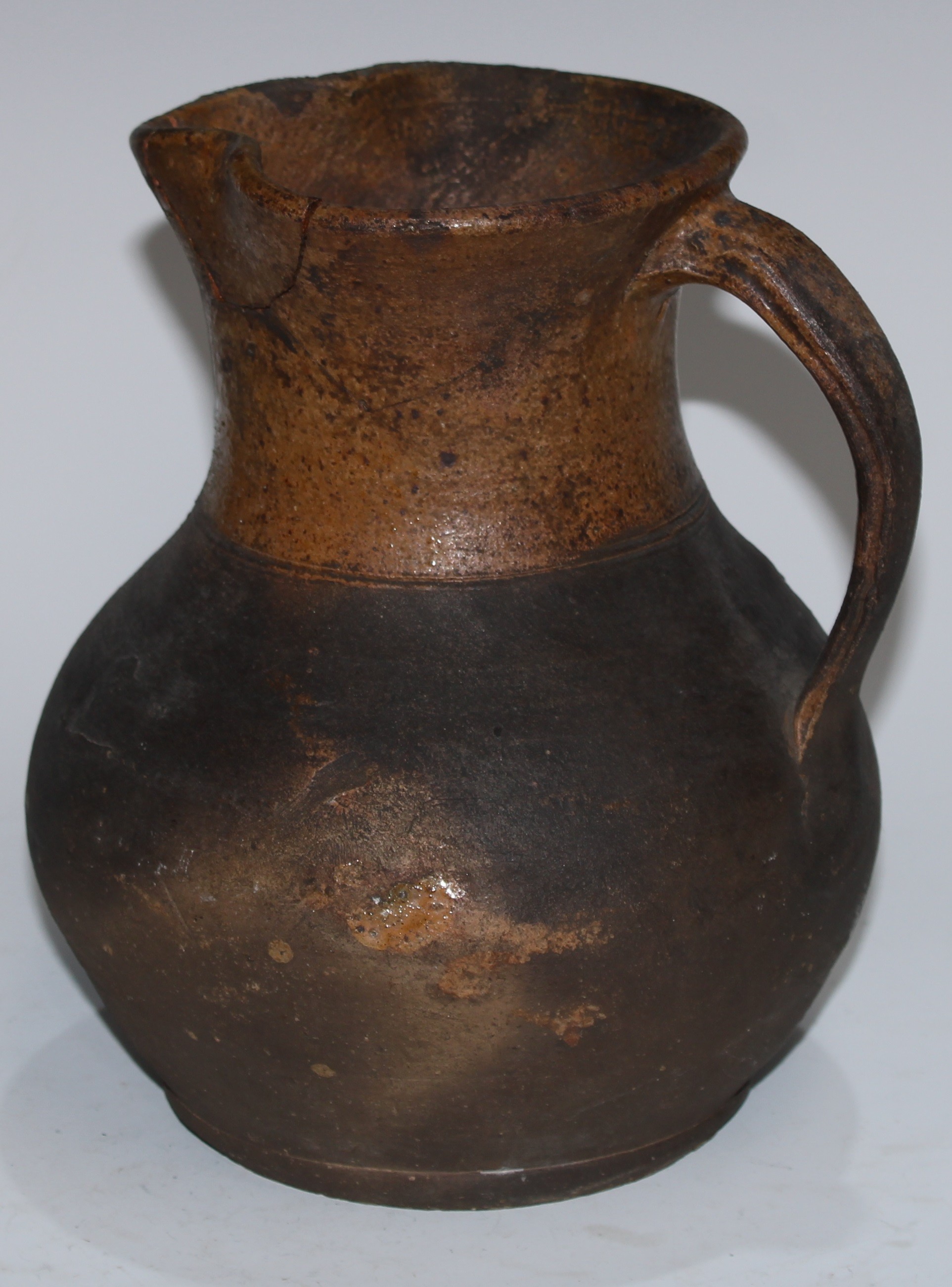 Antiquities - a 16th century terracotta tripod ovoid pipkin, possibly Dutch, the grooved lip with - Bild 4 aus 7