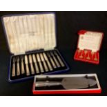 A set of six silver hafted tea knives and forks, Sheffield 1935/36, cased; a silver hafted cake